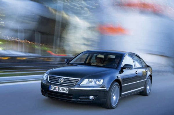 Volkswagen е народна кола по дефиниция. Германската компания обаче опита да се сблъска с BMW, Mercedes-Benz и собственото си подразделение Audi, когато представи Phaeton. Построен върху платформа на Bentley във фабрика със стъклени стени в Дрезден, седанът се открояваше от всеки събрат. Той имаше лукс, удобства, мощни двигатели и подходяща цена.

Когато за първи път медиите се качиха на Phaeton, прогнозираха, че трудно ще намери купувачи, тъй като емблемата на Volkswagen не носи толкова голяма тежест в този сегмент като BMW, Mercedes или конюшнята Audi. Така се оказа! Phaeton се провали в Америка и не се справи много по-добре в Европа. Volkswagen използва средните продажби в Китай като извинение да го остави до 2016 година.